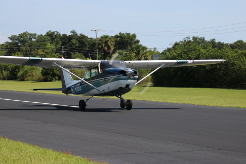 Cessna 172 rotating