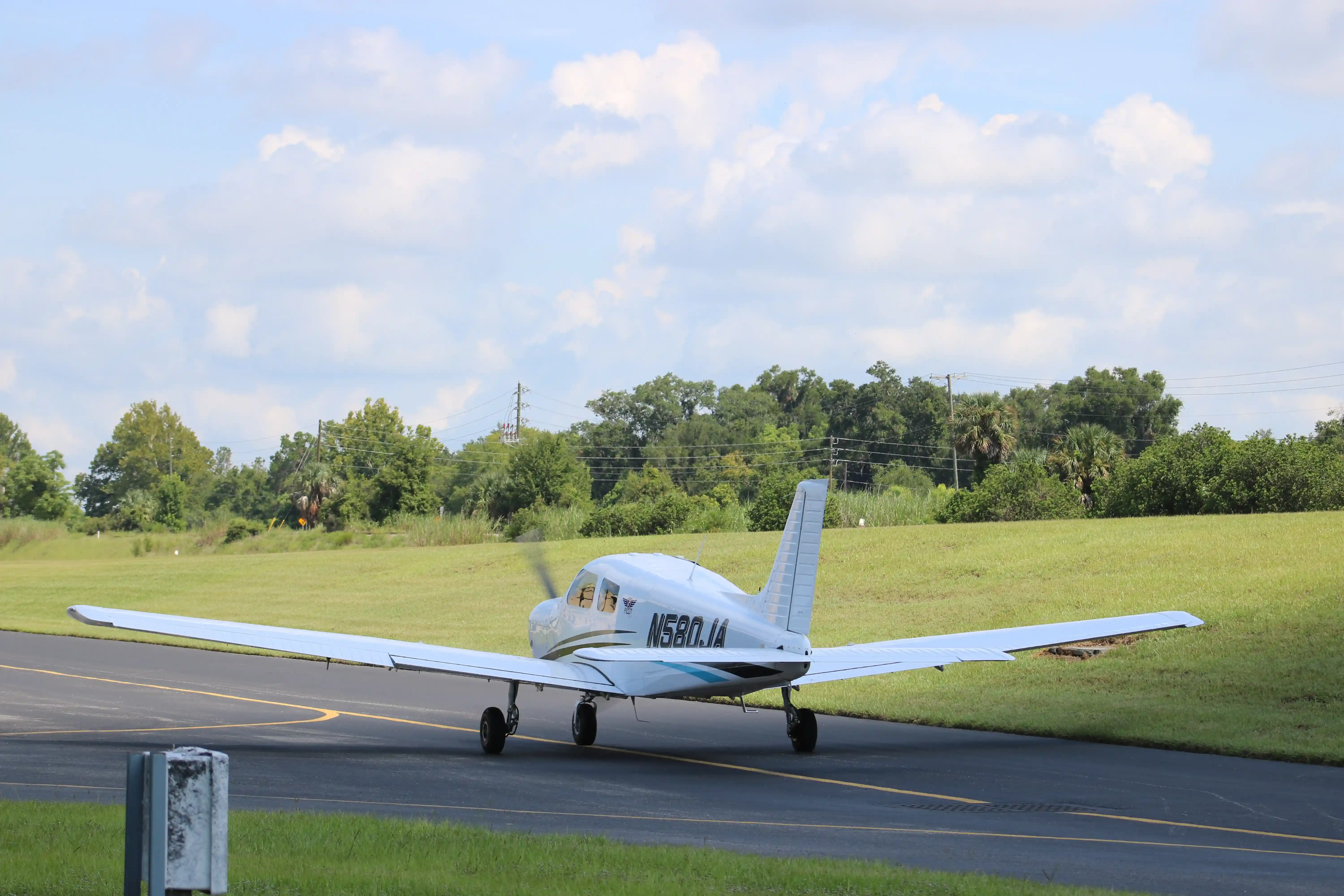 Piper 100i taxiing